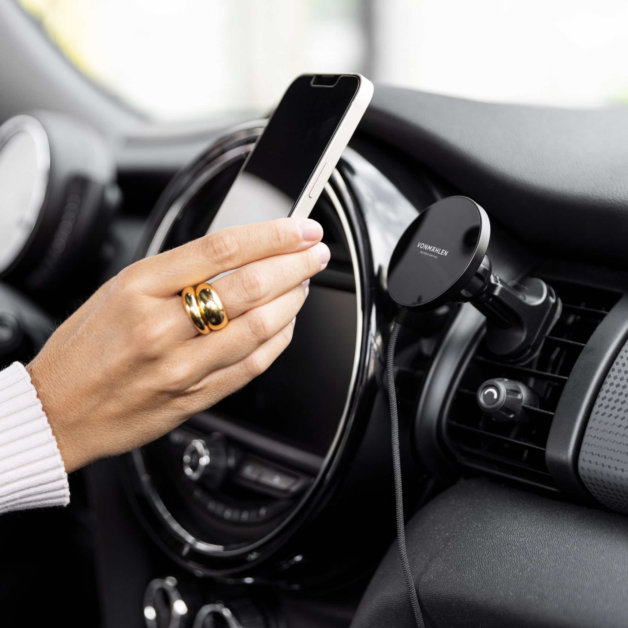 Vonmaehlen Aura Car Vent Wireless Phone Charger - Black