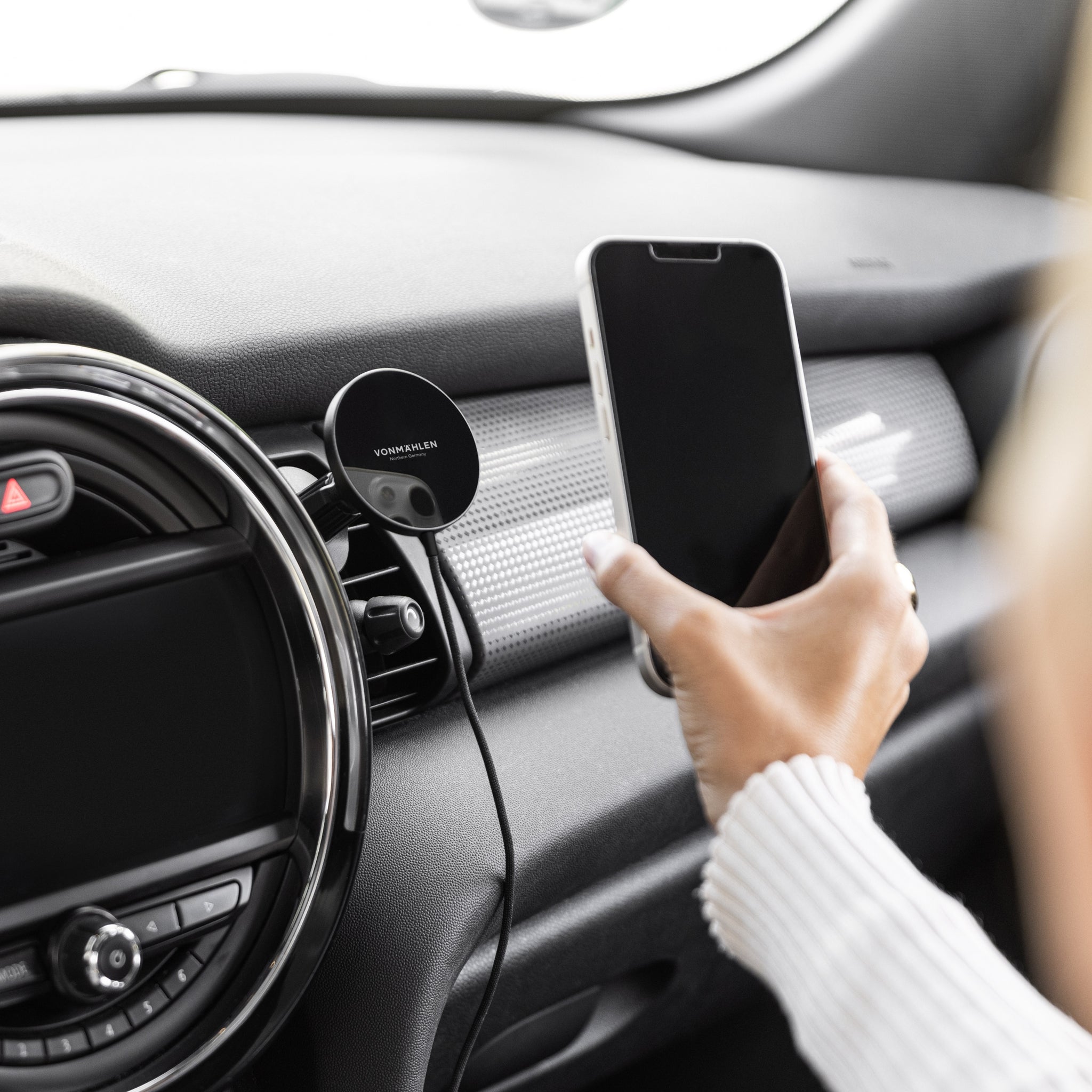 Vonmaehlen Aura Car Vent Wireless Phone Charger - Black